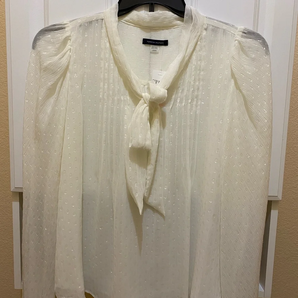 Pretty blouse by Tommy Hilfiger off white size large$35 - Picture 2 of 2